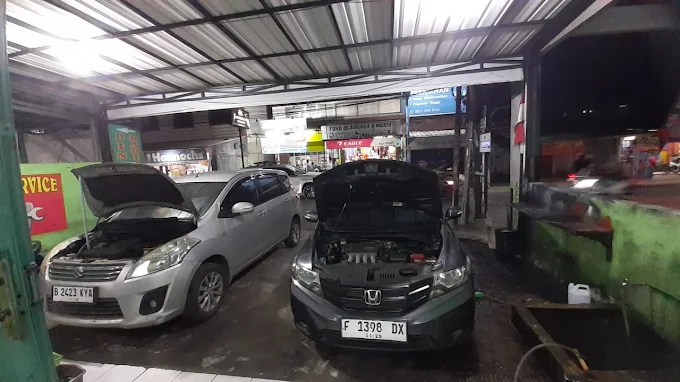 Dua mobil sedang di-service dinamo dan radiator di Amir Putra Service Beji Depok